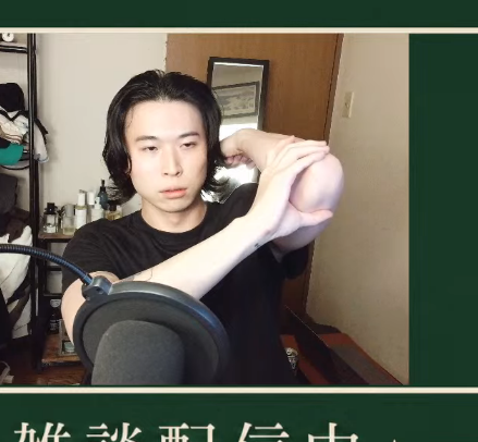 腕を曲げ、肘をカタパルトのように構える人物
